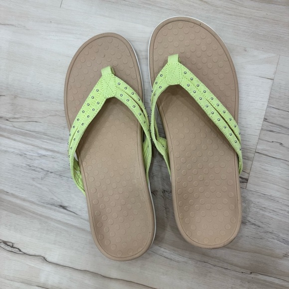 Vionic Tasha Toe Orthopedic Supportive Sandals Studded Pale Lime Sz 11 - Picture 4 of 4
